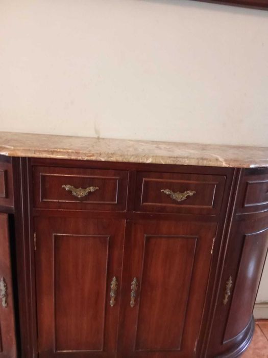 1 mesa /4 cadeiras / 1 poltrona + 1 sofá/ 1 móvel entrada + espelho