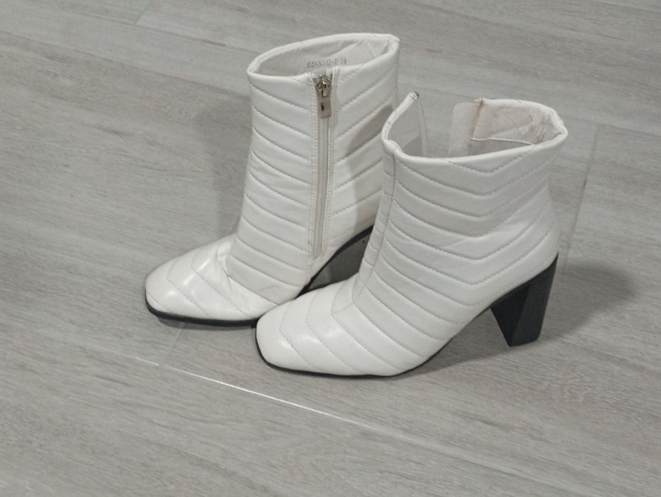 Botas brancas num 38, 15 euros, pretos num 40 preço  10