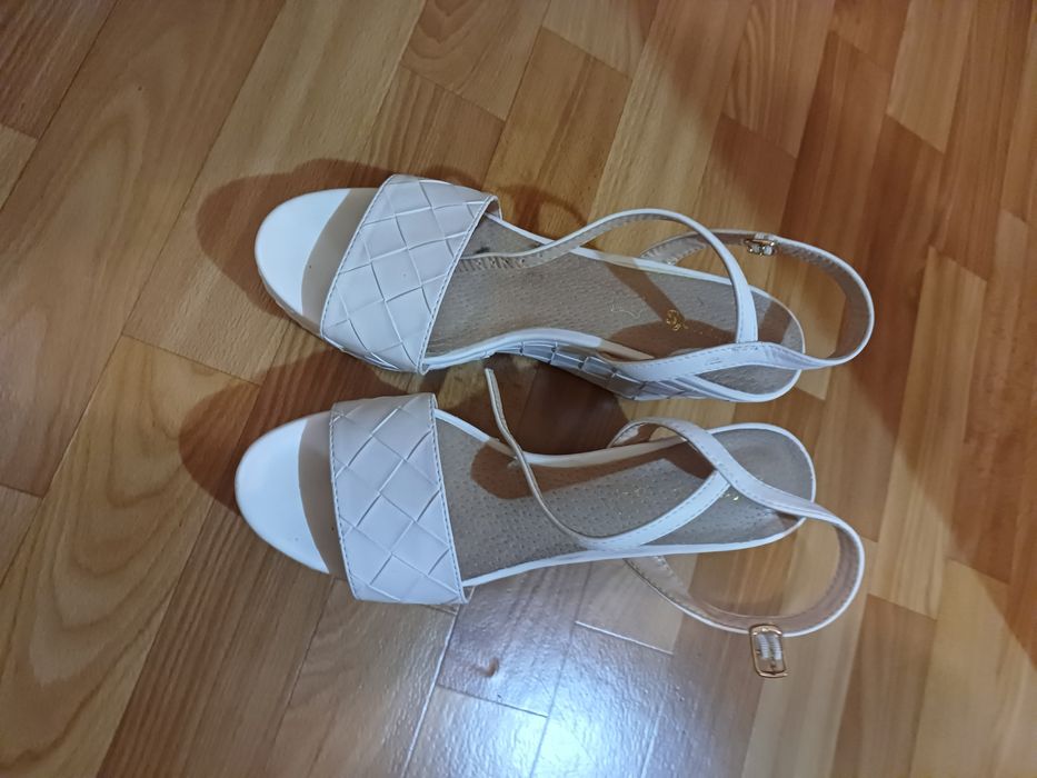 Женские босоножки