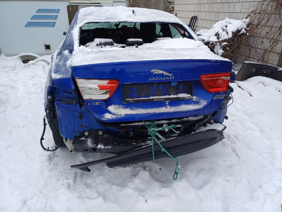 Jaguar XE -nadwozie uszkodzone
