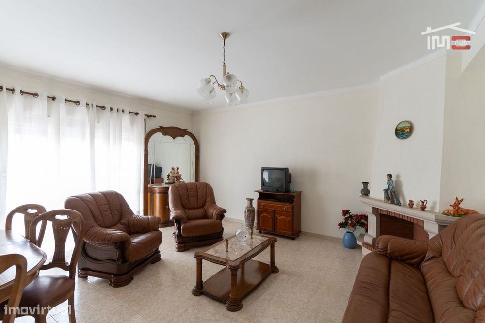 Apartamento T3 Mobilado Com Elevador, Sótão, Lugar De Parqueamento ... — Fátima, Santarém