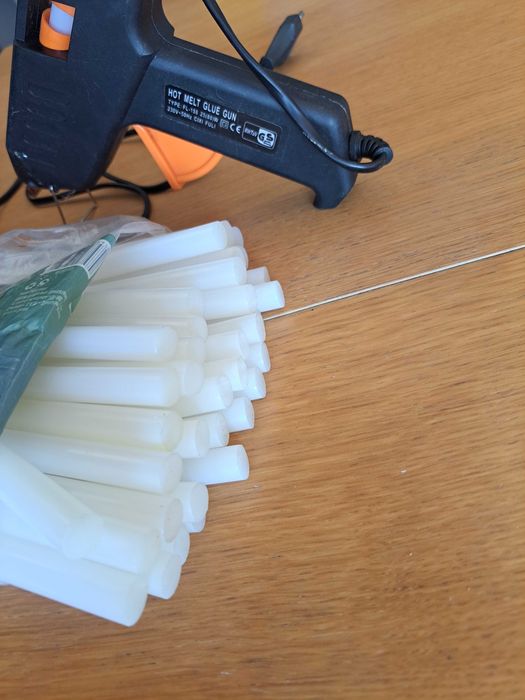 Pistola de cola quente + serra + caixa esquadria