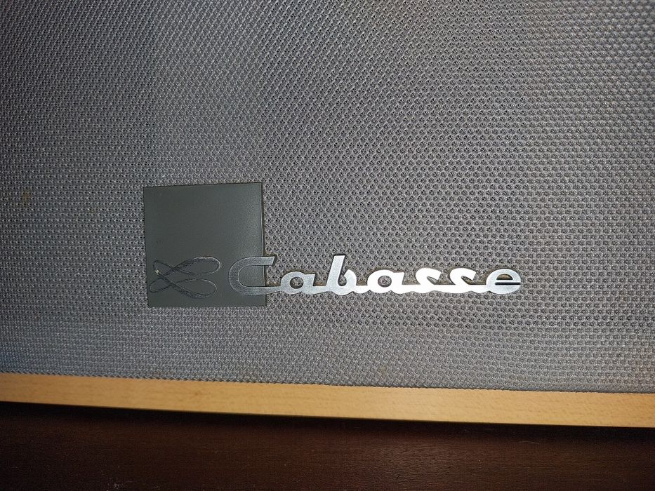 Coluna central da marca CABASSE