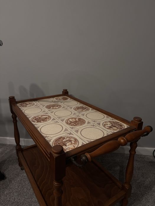 Stolik na kółkach ozdobny