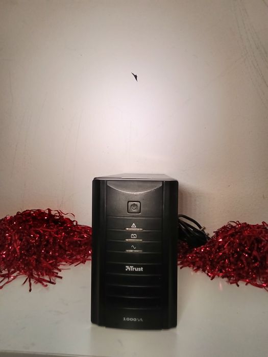 Nobreak (UPS) Trust Oxxtron 1000VA