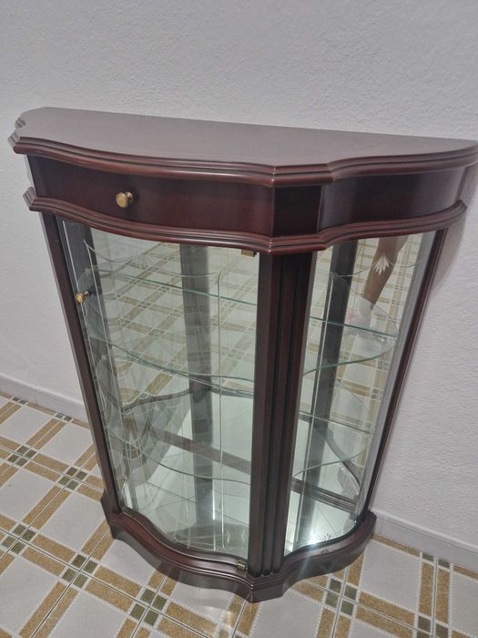 Vitrine em madeira clássica