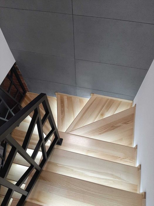 Schody drewniane , balustrady, szybka realizacja .