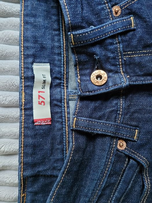 Granatowe dopasowane dżinsy levis r.27/34
Założone