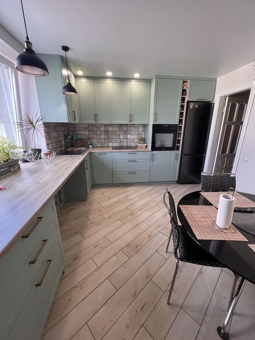 Укопмплектований будинок 260 кв.м з басейном