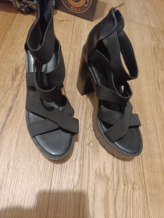 Buty na koturnie