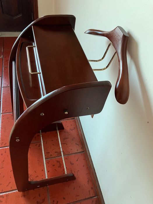 Sapateira com gavetas e aro próprio para guardar roupa e sapatos