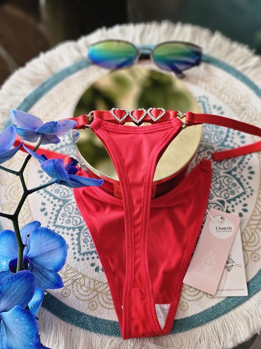 Seksowne stringi damskie z serduszkami.