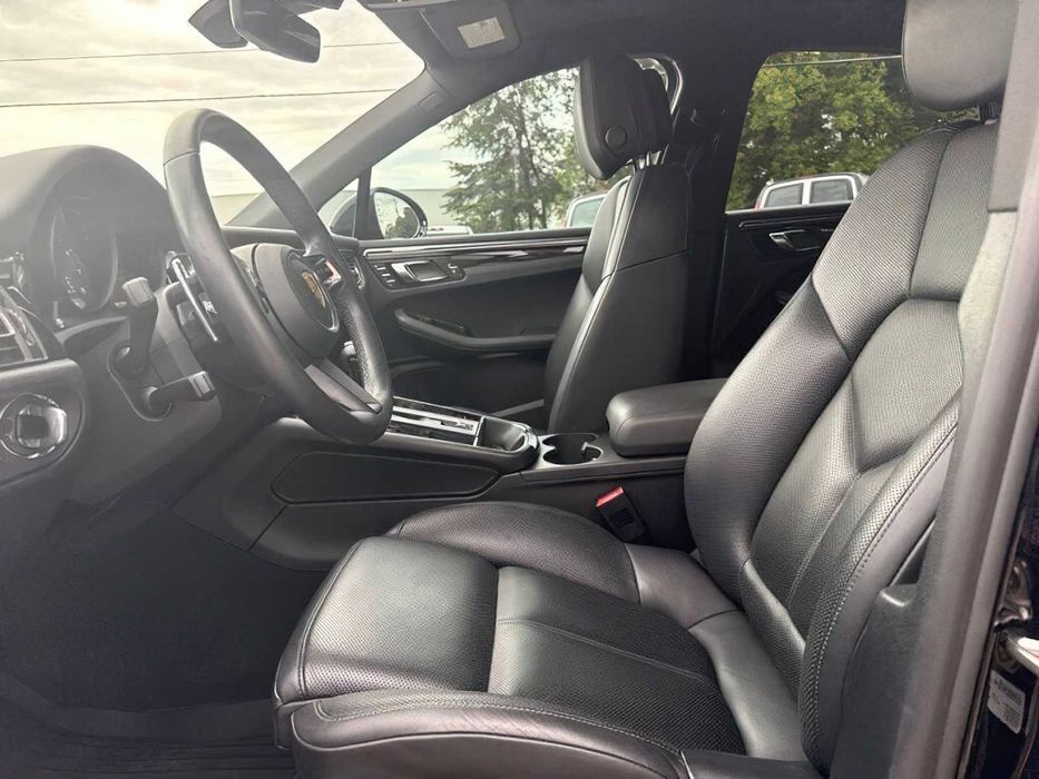 Porsche Macan      2022