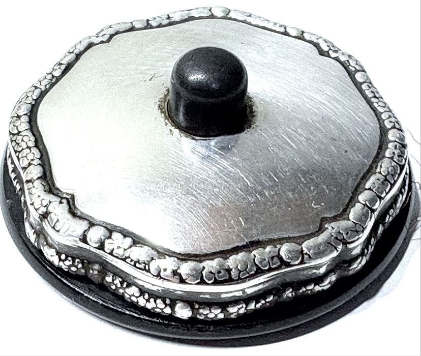 Raro antigo suporte de botão de campainha de mesa em prata contrastada