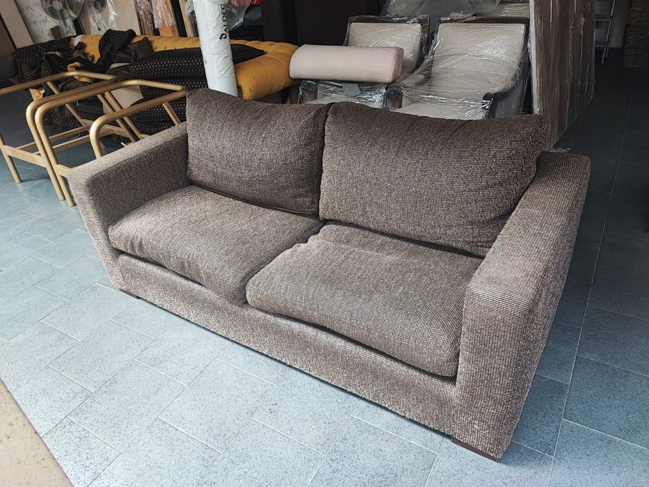 Sofá de dois lugares grandes