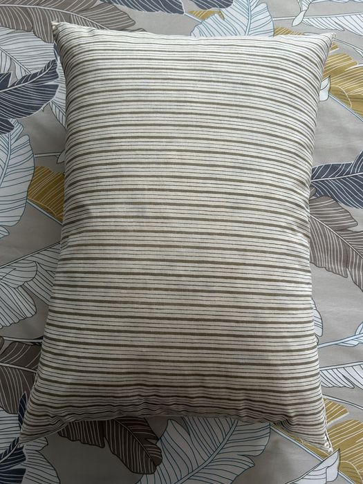 Vendo duas almofadas de penas.