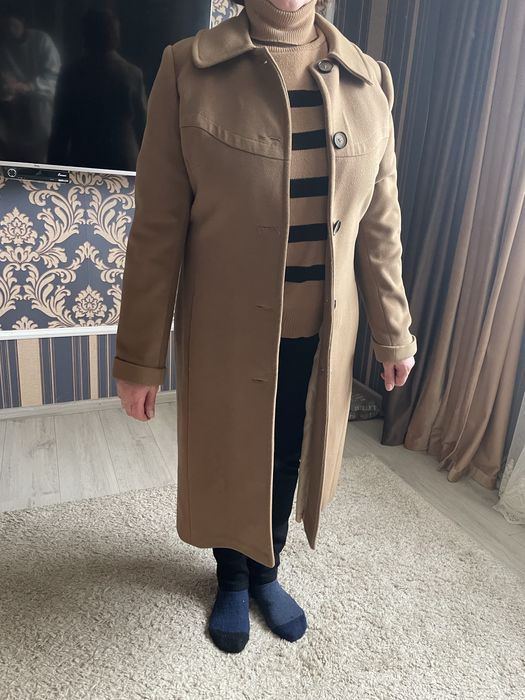 Жіноче бежеве тепле пальто