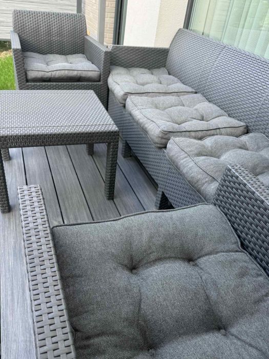 Zestaw mebli ratanowych – sofa, 2 fotele, stolik + poduszki