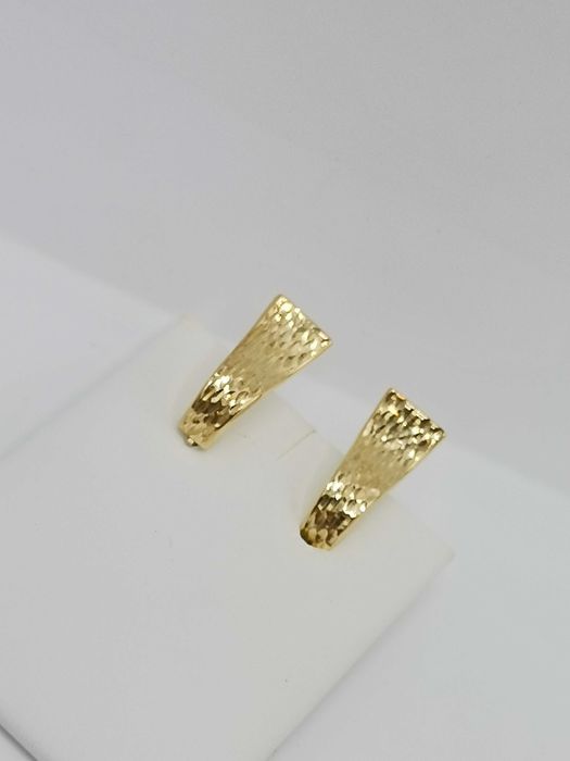 Nowe złote kolczyki repusowane.