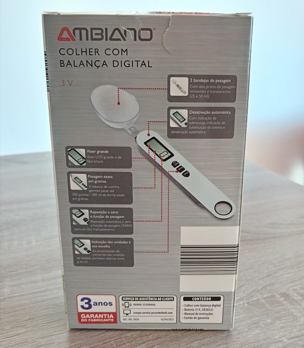 Colher com balança digital.