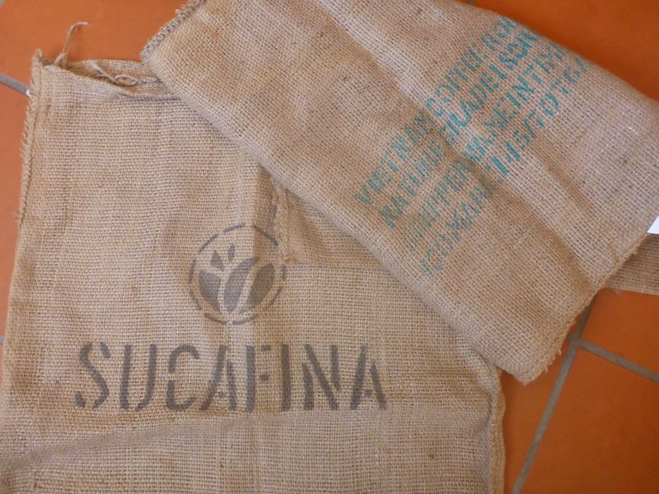 Dois sacos usados de serapilheira juta natural - transporte de café