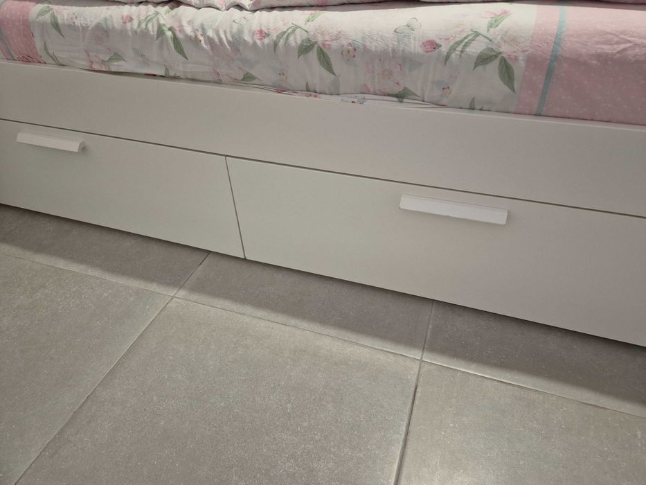 Cama brimnes com cabeceira,  cómoda  ,e mesinha de cabeceira