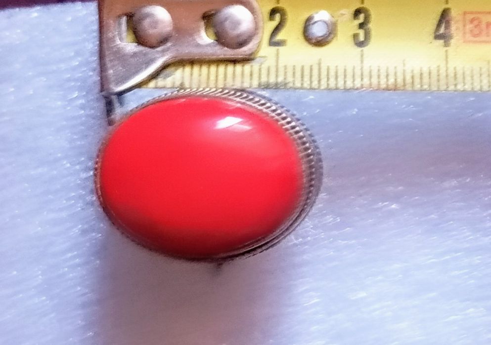 Anel com coral vermelho.