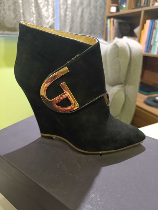 Продам жіноче взуття