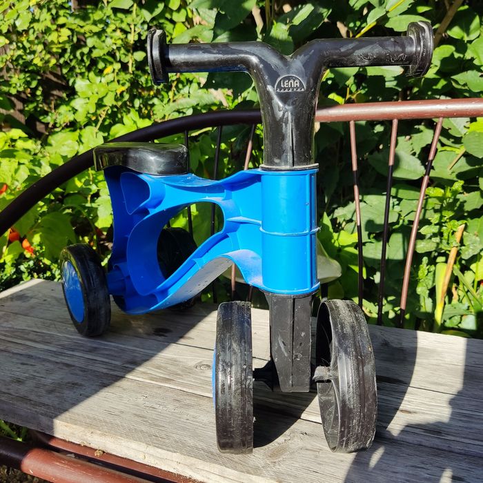 Біговел мій перший скутер Lena Синьо-чорний