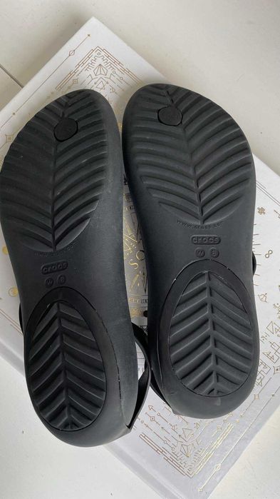 crocs czarne japonki z kwiatkami W8 (38/39)