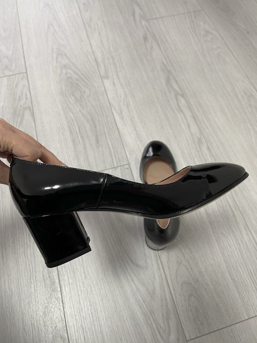 Лаковые туфли лодочки Gianvito Rossi (39-40 размер)