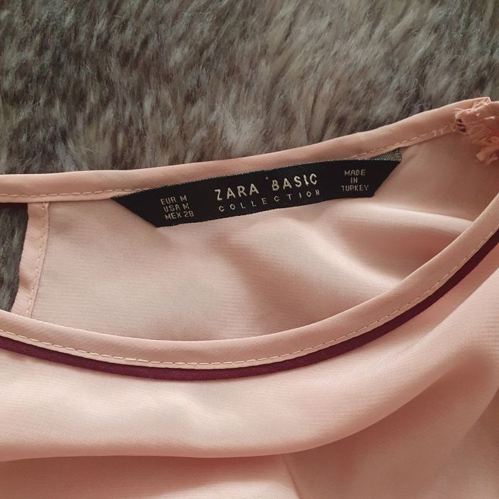 Blusa Zara com abertura atrás.