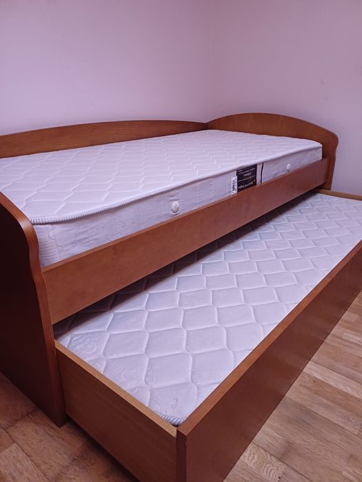 Vendo cama de solteiro dupla   com os dois colchões  como nova