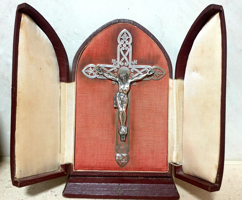 Antigo altar de viagem com lindo crucifixo em prata portuguesa