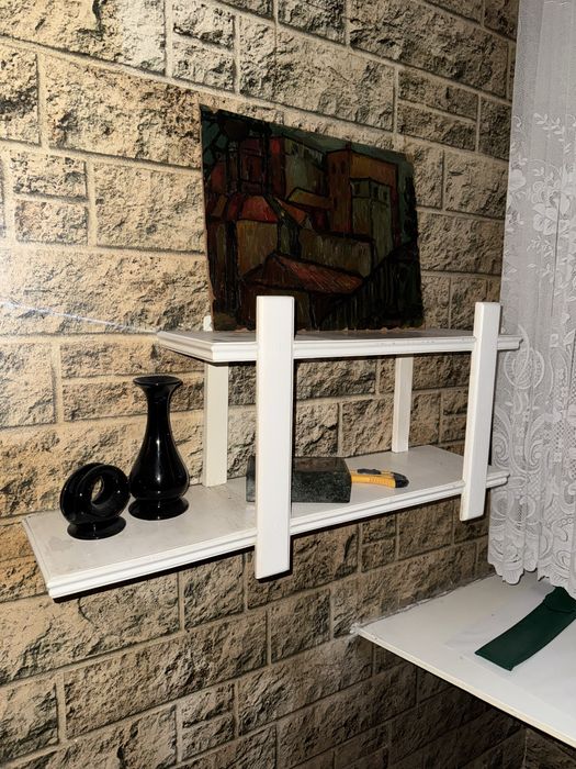 Regały szafki małe białe witrynki komoda mała