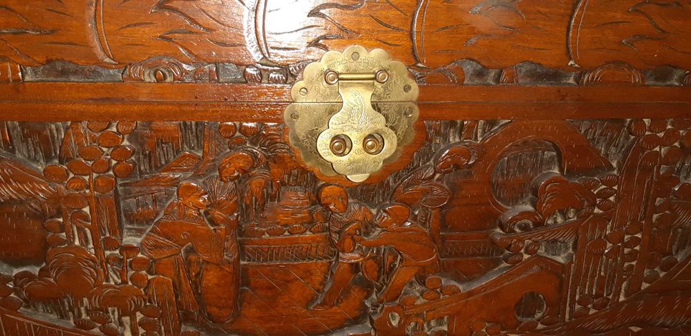 Arca Antiga Madeira Trabalhada - IMPECÁVEL