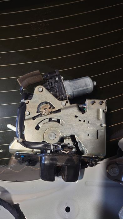 Замок кришки багажника Jeep Cherokee KL 68231652AA