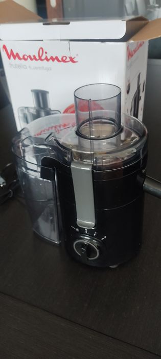 Máquina de fazer sumos da Moulinex.