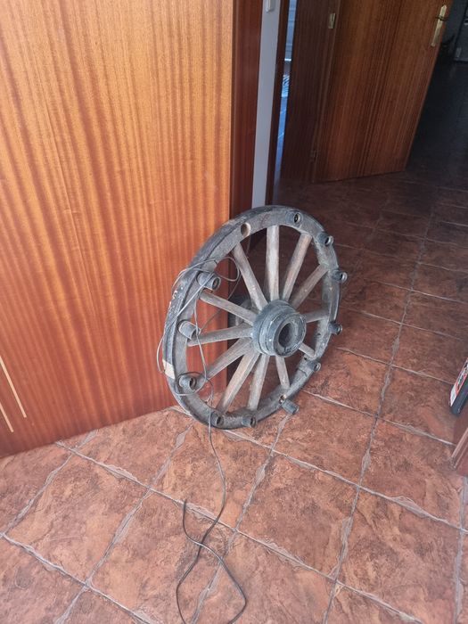 Roda transformada em candeeiro
