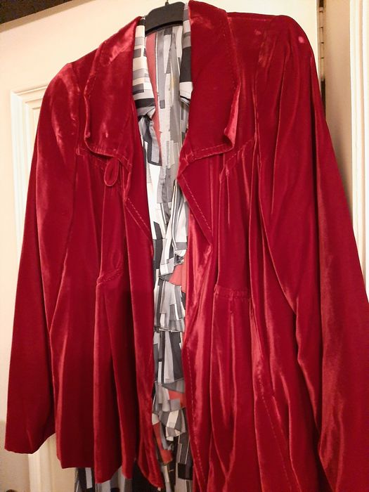 Lote de vestidos de seda e casacos