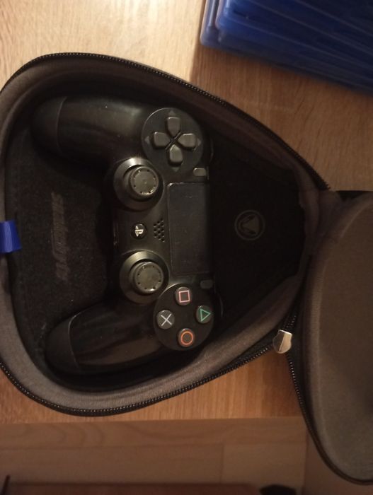 PlayStation 4 с 16 играми