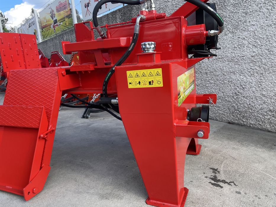 Rachador de lenha com plataforma e radiador