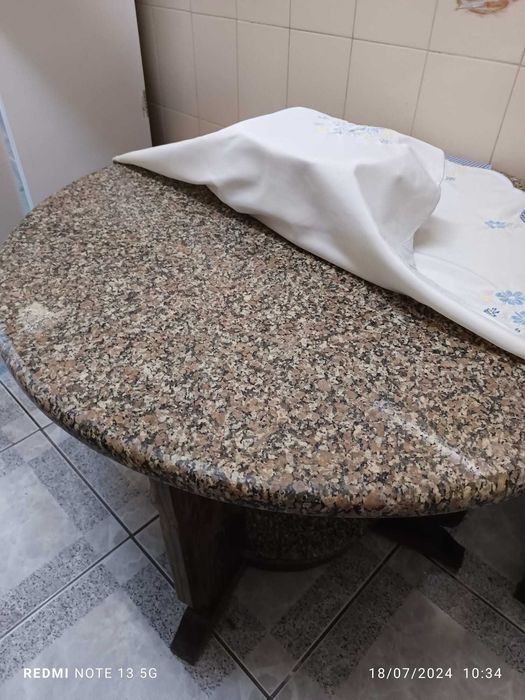 Mesa em mármore e madeira