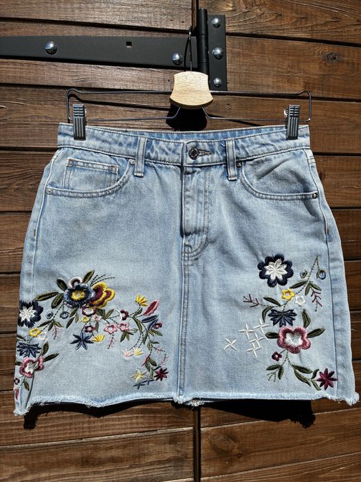 Spodniczka jeansowa Stradivarius rozmiar M haftowane kwiaty
