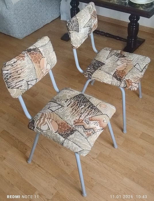 Продаю два крепких,красивых  стула с металлическими ножками.