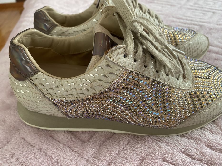 Sapatilhas beje com pedras Alma em Pena