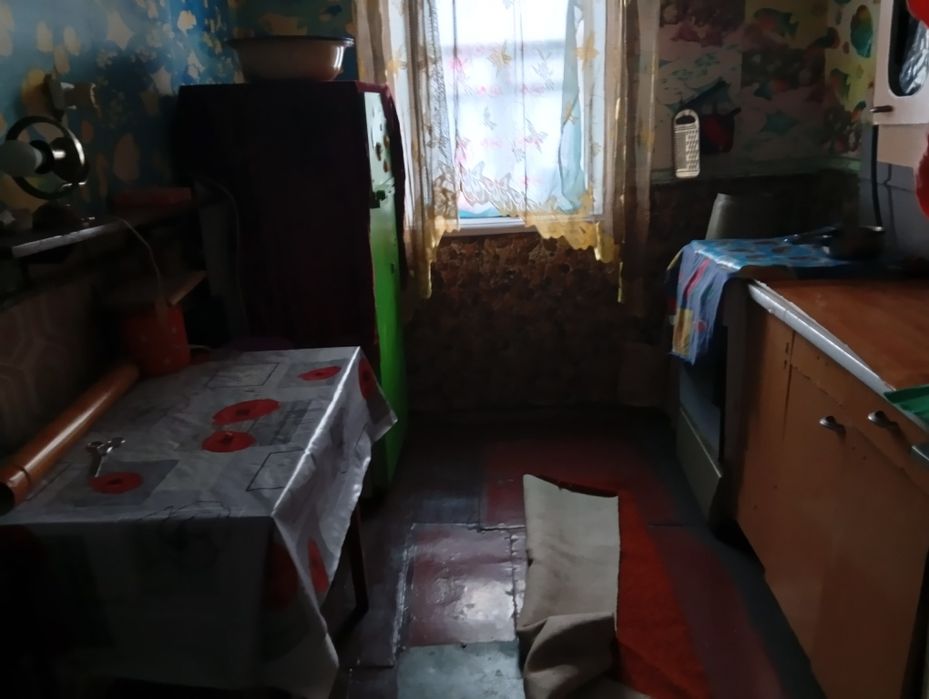 Продається ділянка  с будинком під  знесення