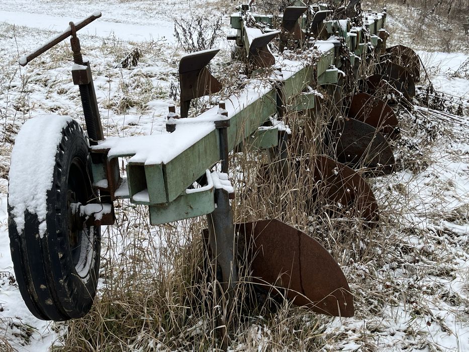 Продам плуг 8-40