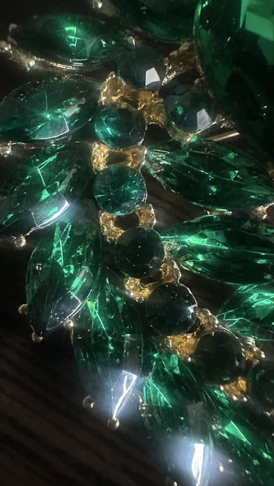 Брошка зеленого кольору з золотом)