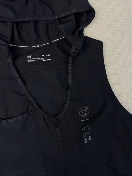 Damska kamizelka do biegania Under Armour Run Anywhere Vest Kurtka 666